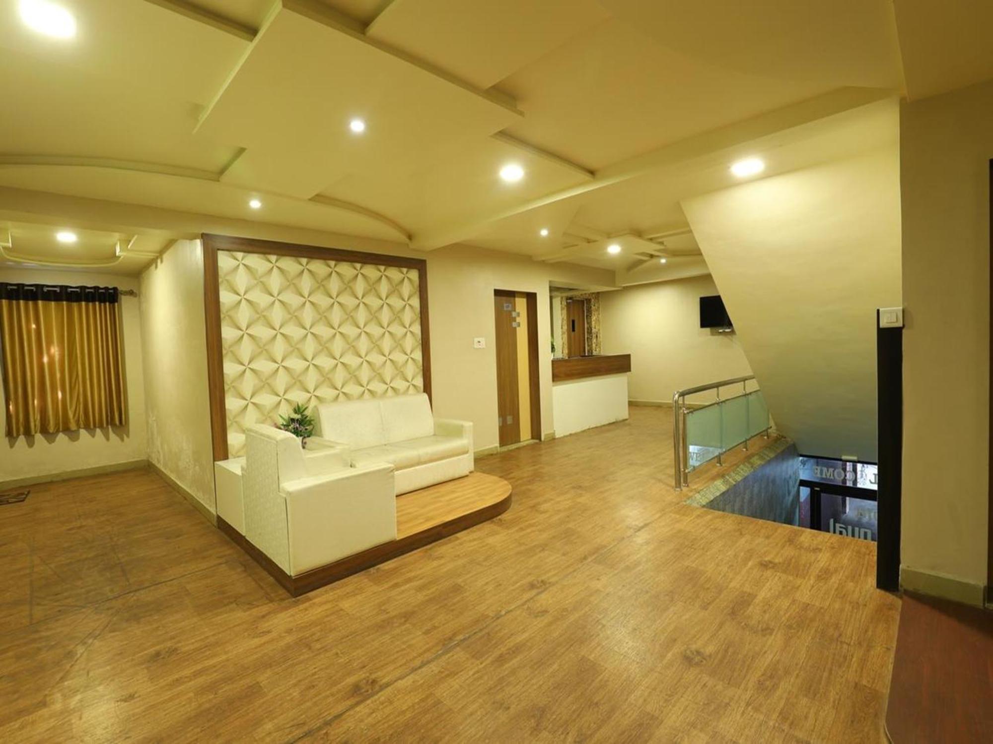 Hotel Loyal Residency Jāmnagar エクステリア 写真