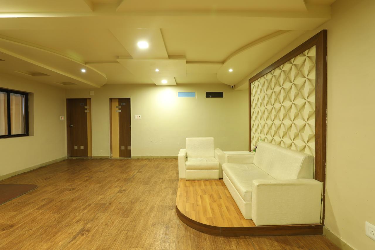 Hotel Loyal Residency Jāmnagar エクステリア 写真