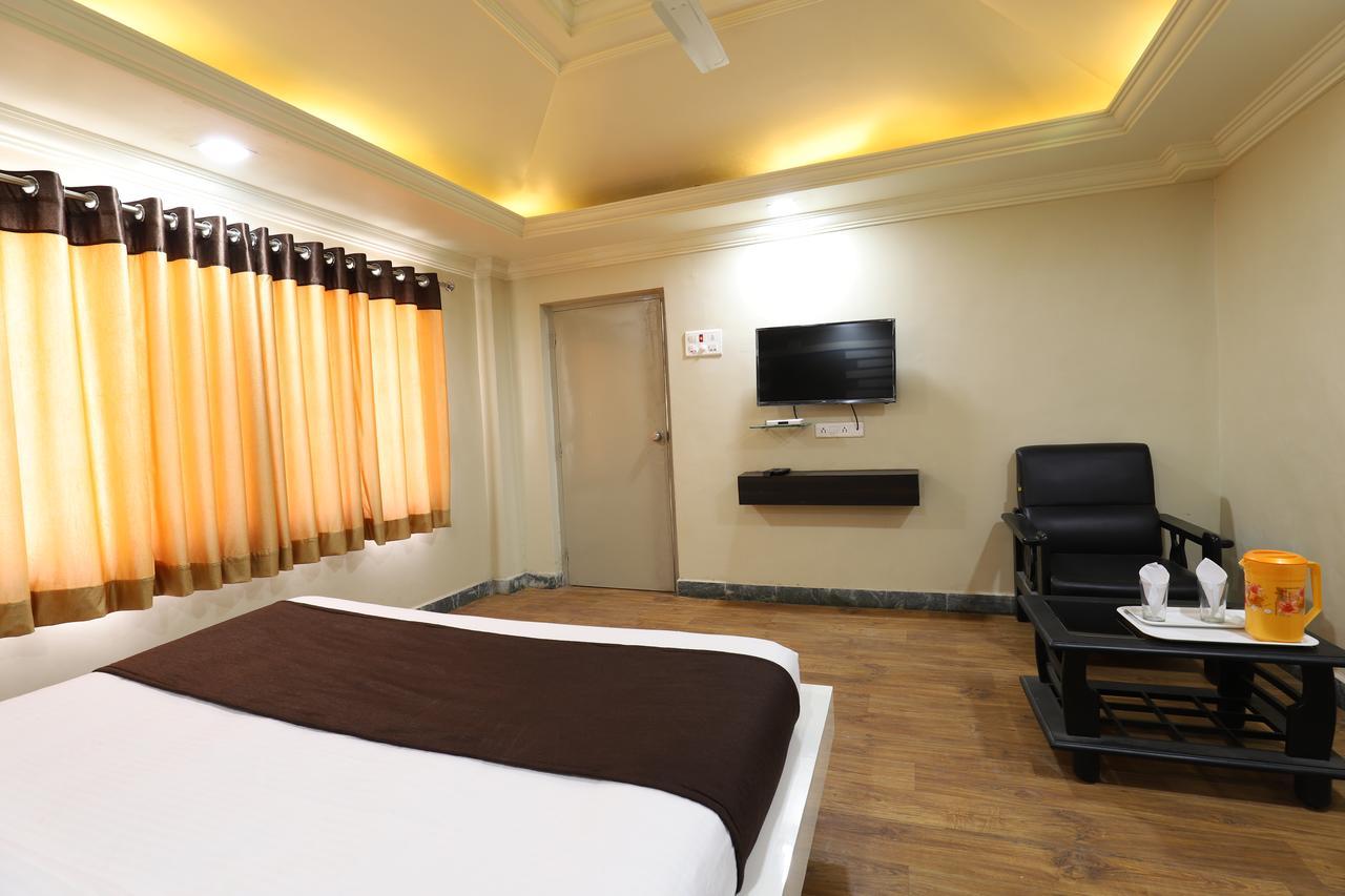 Hotel Loyal Residency Jāmnagar エクステリア 写真