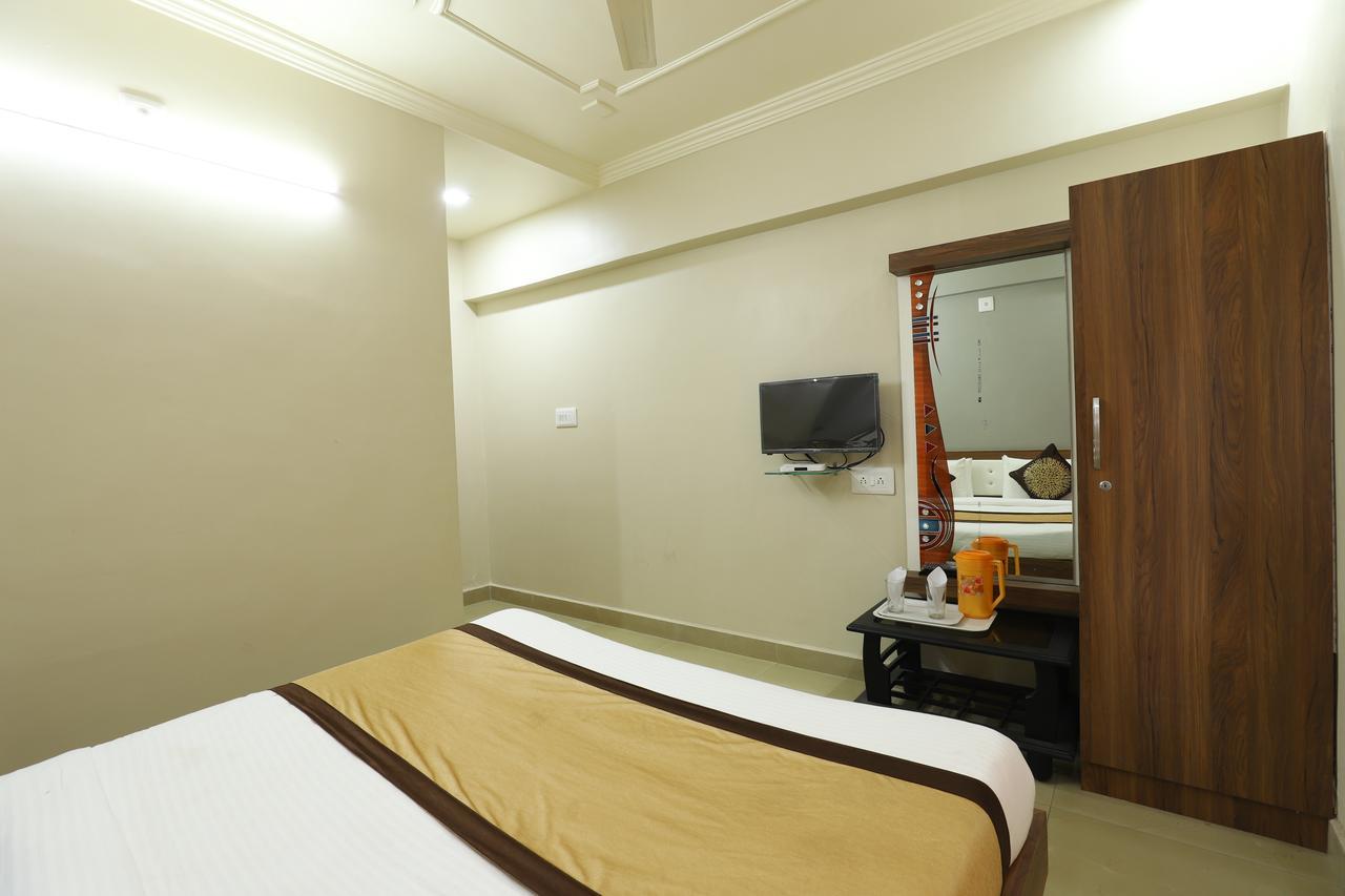 Hotel Loyal Residency Jāmnagar エクステリア 写真
