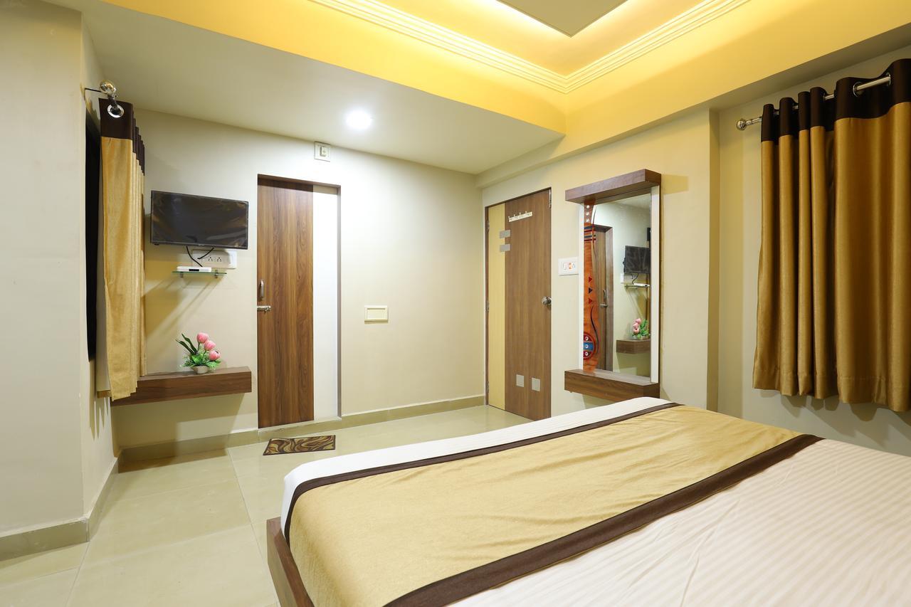 Hotel Loyal Residency Jāmnagar エクステリア 写真